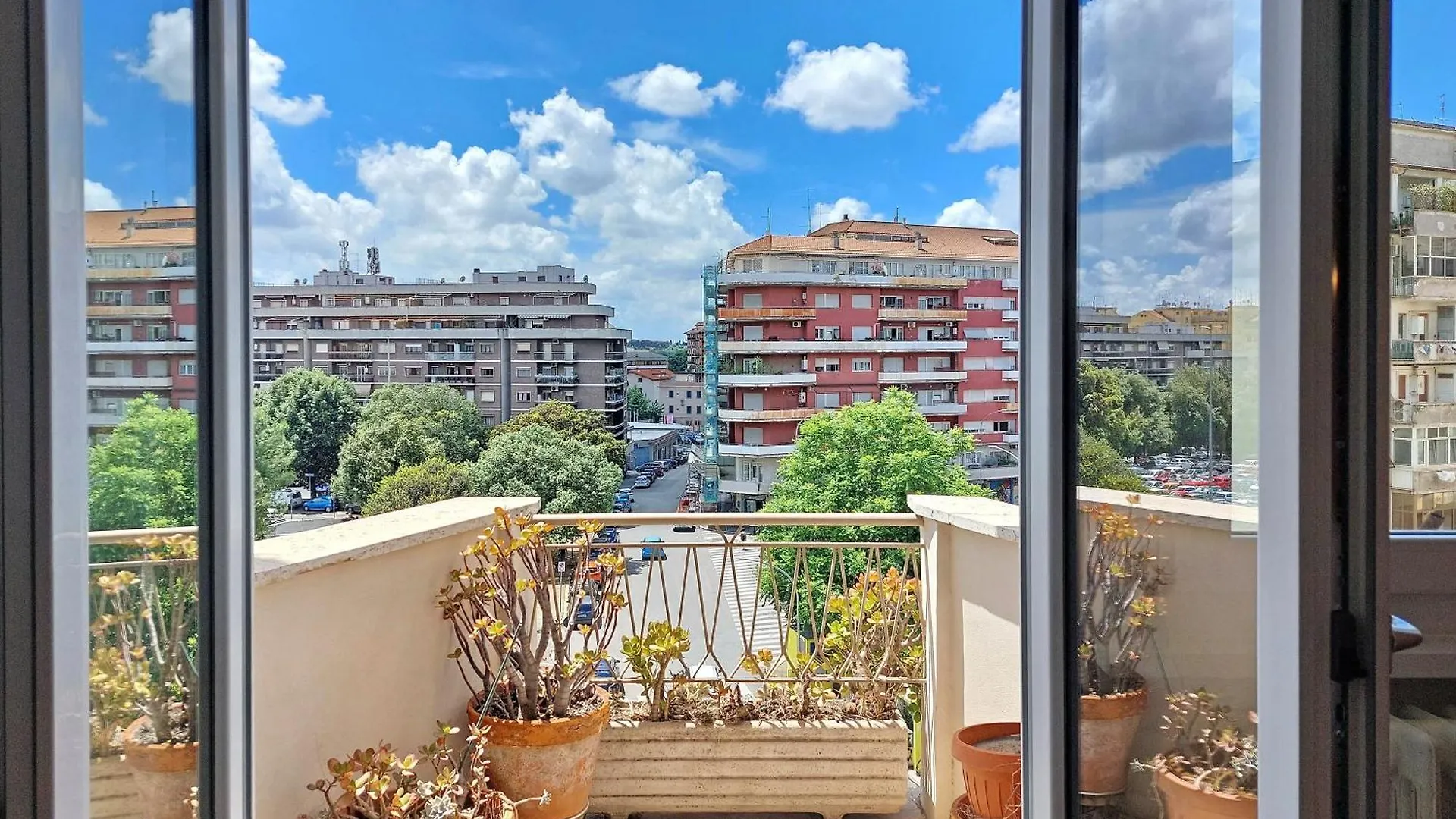 Comfy Home For Family Next To Metro Rome Apartment